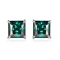 Vista detallada de pendientes cuadrados de plata S925 con moissanita color cerceta - 5x5mm (1ct x 2) / Verde