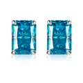 Dettaglio ravvicinato di orecchini a lobo in moissanite blu con taglio radiant. - 5*7mm (Un Carato*2) / Blu