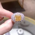 Primo piano di un anello di lusso con diamante giallo quadrato da 5 carati luce - n.5 / Giallo
