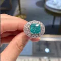 Dettaglio macro di un anello in argento S925 con diamante blu quadrato da 5 carati - n.5 / Colore Paraiba