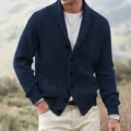 Detailaufnahme eines dunkelblauen Strick-Cardigans mit Schalkragen und Rippenstruktur - Marineblau