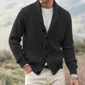 Detailansicht eines dicken dunkelgrauen Herren-Strick-Cardigans mit Schalkragen. - M / Oberteile / Schwarz