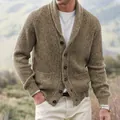 Detail eines braunen Herren-Cardigans mit Schalkragen und dicker Strickstruktur. - M / Oberteile / Camel
