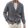 Detailansicht eines grauen, dicken Herren-Strickcardigans mit Schalkragen und Knopfverschluss - M / Oberteile / Grau