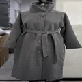 Vista frontale del cappotto lungo in lana grigia con cintura su un manichino sartoriale. - Taglia S / Top / Grigio