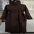 Cappotto lungo elegante marrone cioccolato con collo alto e cintura su un manichino - Taglia S / Top / Marrone