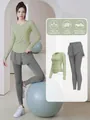 Atmungsaktives Yoga-Set mit grünem Oberteil und grauer Sport-Legging in Lagen-Optik. - Kardamomgrünes Oberteil und graue Hose