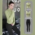 Set yoga 3 pezzi con giacca a zip verde chiaro, reggiseno sportivo e leggings neri - Taglia S / Set / Verde Cardamomo + Nero Stellato