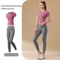 Completo da yoga due pezzi con top rosa a maniche corte e leggings grigi a vita alta - Rosa Polvere + Grigio Roccia