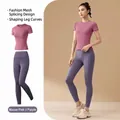 Completo da yoga due pezzi da donna con top rosa e leggings viola a vita alta - Rosa Pasta di Fagioli + Prugna