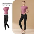 Completo yoga da donna con top rosa a maniche corte e leggings neri a vita alta elasticizzati - Rosa Cipria + Nero Stellato