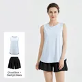 Zweiteiliges Sportset für Damen mit hellblauem Tanktop und schwarzen Shorts. - Wolkenblau Und Sternenschwarz