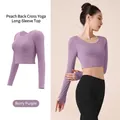 Top corto da yoga a maniche lunghe color viola bacca con design a fori per i pollici - Taglia S / Top / Viola di Bacca