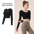 Crop top da yoga a maniche lunghe con schiena incrociata in elegante nero stellato - Taglia S / Top / Nero brillante