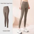 Leggings da yoga sportivi a vita alta effetto nudo in marrone cacao su una modella - Taglia S / Pantaloni e gonne / colore cacao