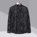 Klassisches Herren-Langarmhemd mit dunkelgrauem, strukturiertem Patchwork-Muster - XL/41 / Oberteile / Schwarzes Patchwork