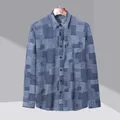 Herrenhemd in Blau mit geometrischem Patchwork-Muster aus atmungsaktivem Baumwollstoff - XL/41 / Oberteile / Farbblock Blau Kariert
