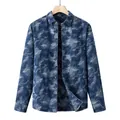 Lässiges langärmliges Herrenhemd aus Baumwolle mit stylischem blauem Batikmuster-Design - XL/41 / Oberteile / Dunkelblau Tie-Dye-Stil