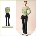 Sportliches Yoga-Set mit grünem gerafftem V-Ausschnitt-Top und schwarzer Schlaghose - S / Oberteil Und Unterteil / Muskatgrün + Sternenschwarz
