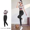 Zweiteiliges Yoga-Set mit farblich abgesetztem Kurzarm-Oberteil und schwarzen Leggings - Nude Lila + Sternenschwarz