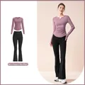 Zweiteiliges Yoga-Set mit lila V-Ausschnitt-Oberteil und schwarzer Schlaghose für Damen - Beerenlila + Stellar Schwarz