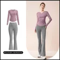 Yoga-Set mit beerenlila plissiertem V-Ausschnitt-Top und seefelsgrauer Schlaghose - Beerenlila + Meersalzgrau