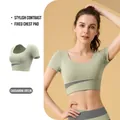 Atmungsaktives, hochelastisches Yoga-Crop-Top in Muskategrün mit Kontrastfarben und Polstern - S / Oberteile / Kardamomgrün