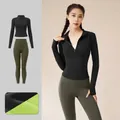 Ensemble de fitness yoga doublé polaire en noir étoilé et vert olive coupe ajustée - S / Haut Et Bas / Noir Étoilé + Vert Olive