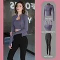 Set sportivo donna 3 pezzi viola e nero con giacca, reggiseno e leggings - Taglia S / Set / Prugna + Nero Stellato