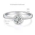 Nahaufnahme eines 925 Silberrings mit 6,5 mm Moissanit und 1,9 mm breiter Ringschiene - US-Größe 5 / 1ct Runder Zargenstil