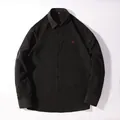 Classica camicia casual nera a maniche lunghe da uomo con piccolo logo sul petto - Taglia S / Top / Nero puro
