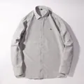 Camicia casual grigio chiaro da uomo a maniche lunghe con piccolo ricamo sul petto - Taglia S / Top / Grigio chiaro