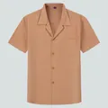 Chemise décontractée à manches courtes pour hommes avec col camp en beige et poche poitrine - M / Hauts / Kaki