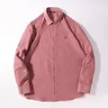 Camicia casual da uomo a maniche lunghe in rosa polvere con piccolo ricamo sul petto - Rosso rosa
