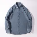 Camicia casual da uomo a maniche lunghe, tinta unita blu-grigio, ricamo logo petto. - Celeste