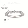 Vista detallada del anillo de plata 925 con moissanita de talla marquesa y redonda - Talla US 5 / Media anilla