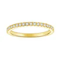 Vista macro dettagliata di un anello eternity in argento 925 placcato oro 18k con moissanite - US 5 / Oro