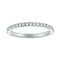 Dettaglio ravvicinato di pietre di moissanite a pavé su un anello in argento sterling S925 - US 5 / Platino