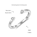 Dettaglio di un anello aperto in argento 925 con due pietre di moissanite da 2,0 mm. - Taglia US 4 / Fascia d'Argento