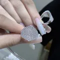 Vue détaillée d'une bague de luxe en argent S925 et moissanite avec pavé de 1,5 mm. - Taille US 5 / 1.65 Carat