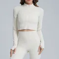 Vista dettagliata di una giacca da yoga cropped color crema slim fit con cerniera - Taglia S / Top / Avorio Chiaro
