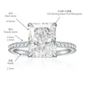 Primo piano dell'anello moissanite 8x10mm con dimensioni e materiale in argento sterling 925 - US 4.5 / Moissanite Taglio Ghiaccio (R3-0063-ice)