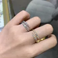 Primer plano de anillos envolventes de doble fila en oro y plata con piedras moissanita. - Talla US 4.5 / Dorado