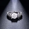 Makro-Detail des 1,5 Karat runden Moissanit-Verlobungsrings aus S925 Sterlingsilber - US-Größe 6,5 (HK-Größe 14)