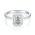 Elegante anillo de plata S925 con moissanita cuadrada de 7mm en engaste bisel - Talla US 5 / 2 ct / Plateado