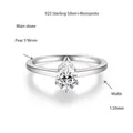 Vista dettagliata dell'anello di fidanzamento in moissanite goccia e argento 925 - Taglia US 4.5 / Forma a Pera (R3-0223)