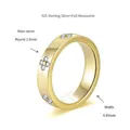 Vista detallada de anillo de plata 925 chapado en oro de 18k con trébol de moissanita - Talla US 5 / Banda de Eternidad de Trébol (R3-0700)