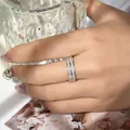 Vista detallada de un elegante anillo de moissanita de doble fila corte princesa en el dedo. - US 4.5 / Anillo Pavé Corte Princesa (Total 4.8ct)