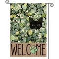 Detailansicht der Aquarell-Gartenfahne mit einer schwarzen Katze, die durch Blätter späht - Schwarze Katze Grüne Blätter Welcome Stil (237) / 30x45cm (Doppelseitiger Druck)