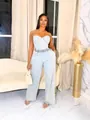 Zweiteiliges Denim-Set mit trägerlosem Korsett-Top und weit geschnittener Hose am Model. - S / Oberteil und Hose / Himmelblau